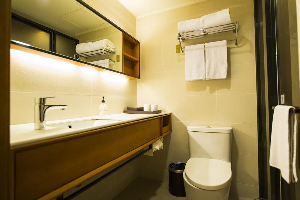 Ji Hongqiao Jinhui Road Hotel 4*